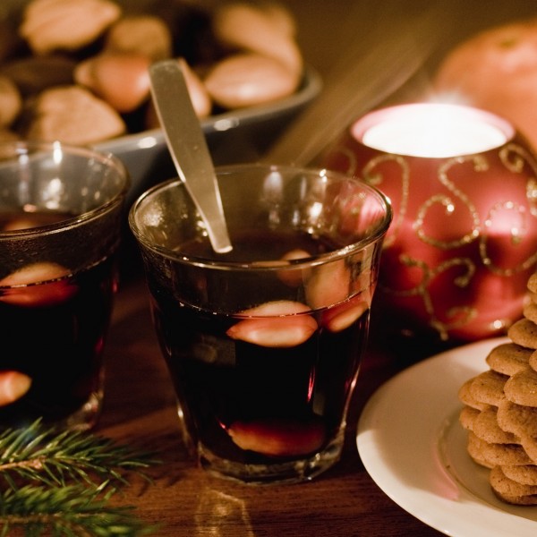 Celebrating-Advent-glögg-and-ginger-snaps-600x600
